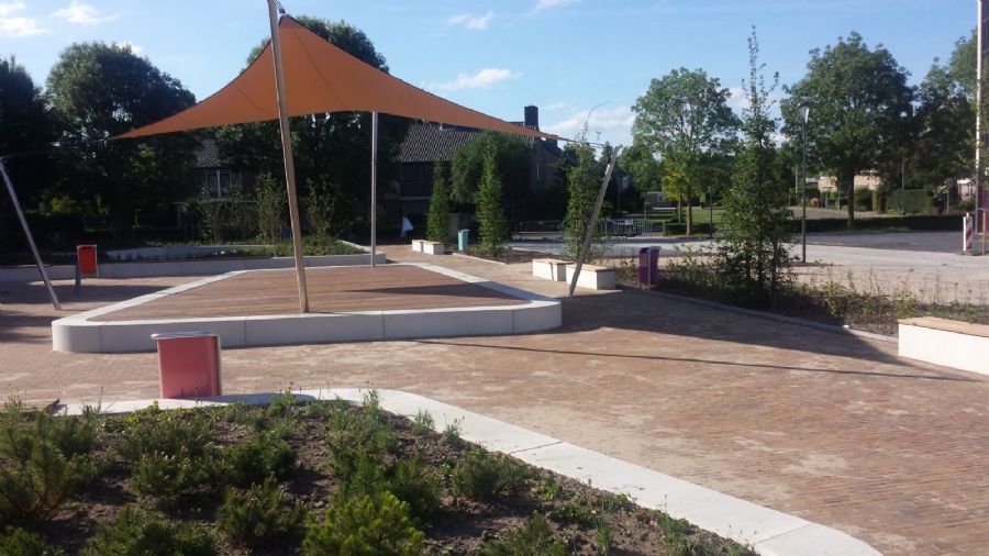 6 vrachtwagens meubilair voor Arentheem College Velp - GroundLevel straatmeubilair