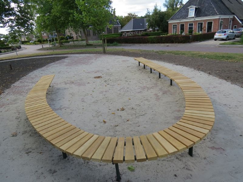 Custom made banken voor Ee - GroundLevel straatmeubilair