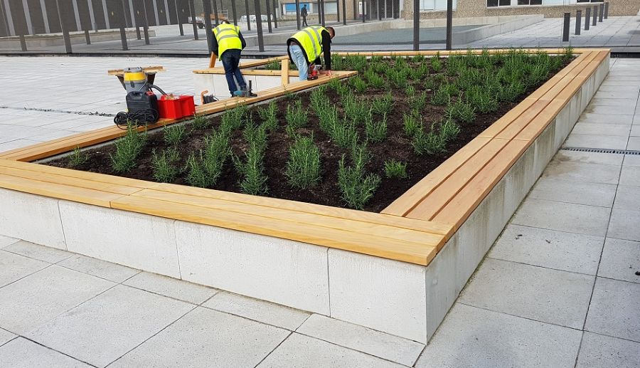 Hardhouten zitting Monthy Popu- en circulair - GroundLevel straatmeubilair