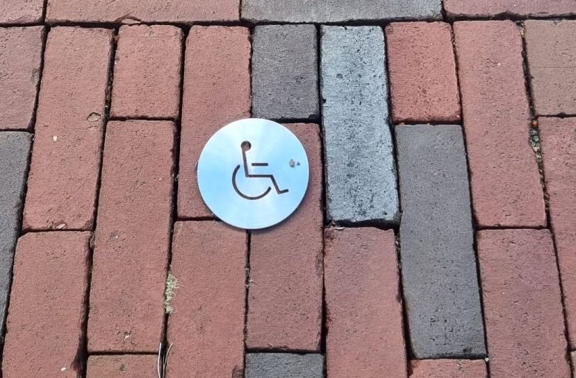 Wegdeknagels voor oversteek plaatsen in centrum Doesburg - GroundLevel straatmeubilair