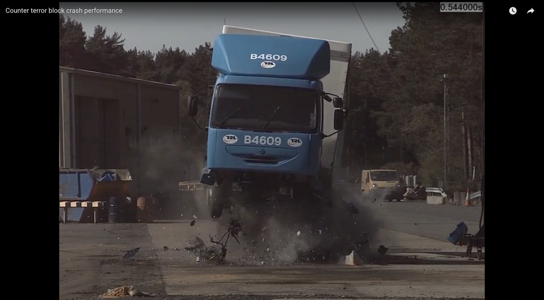Crashtest roadblock PAS68 GROUNDLEVEL