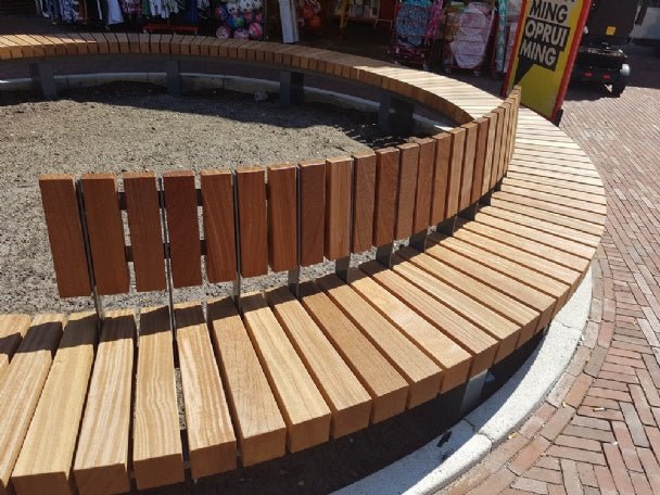 Bank BRUUT (half)rond - Boombank - GroundLevel straatmeubilair - GroundLevel