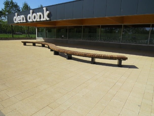 Bank BRUUT (half)rond - Boombank - GroundLevel straatmeubilair - GroundLevel