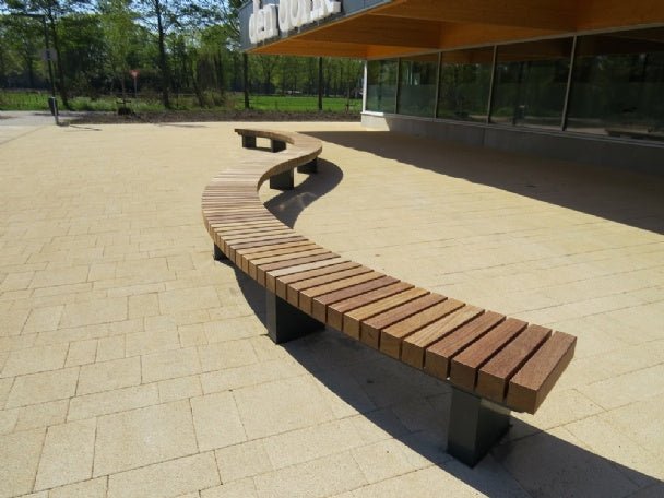 Bank BRUUT (half)rond - Boombank - GroundLevel straatmeubilair - GroundLevel