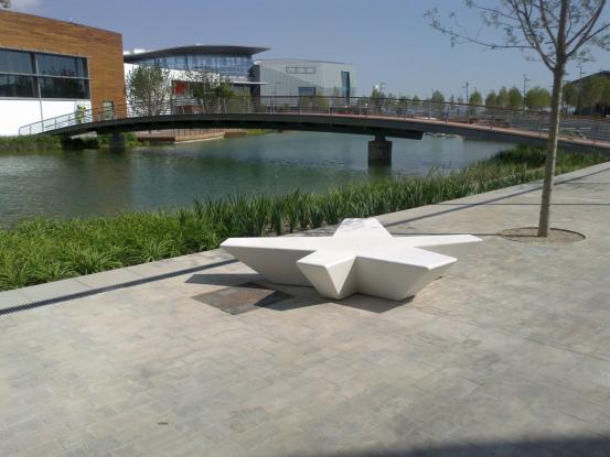 FLOR - Vlakke banken - GroundLevel straatmeubilair - Escofet