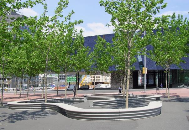 HEBI - Vlakke banken - GroundLevel straatmeubilair - Escofet