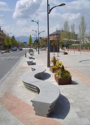 HEBI - Vlakke banken - GroundLevel straatmeubilair - Escofet