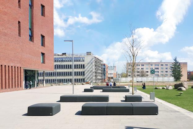 Kushi - Vlakke banken - GroundLevel straatmeubilair - Escofet