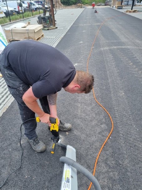 Montage, plaatsing en reparatie - Wegdeknagels & markeernagels - GroundLevel straatmeubilair - GroundLevel