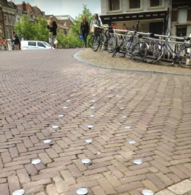 Wegdeknagels geven autoluwe zone aan in Delft